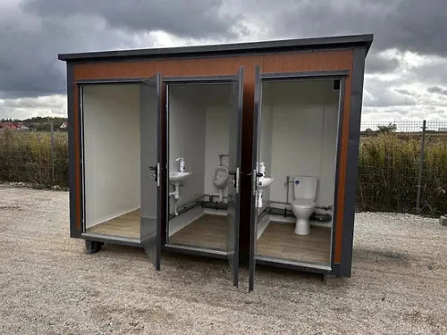 Sanitärcontainer vom Typ Pavilion mit Dreifachkabine