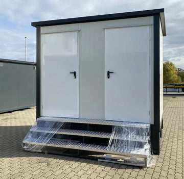 Doppelter Sanitärcontainer mit Abwassertank (weiß) – WC-Container mit integriertem Fäkalientank