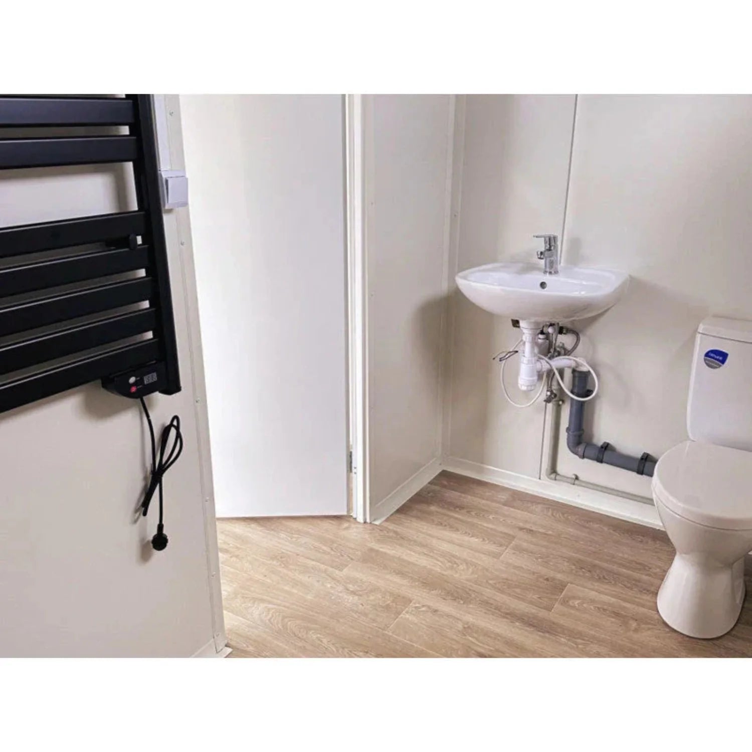 Hochcontainer 7 × 3 m – mit großen Vitrinen, Klimaanlage und Badezimmer