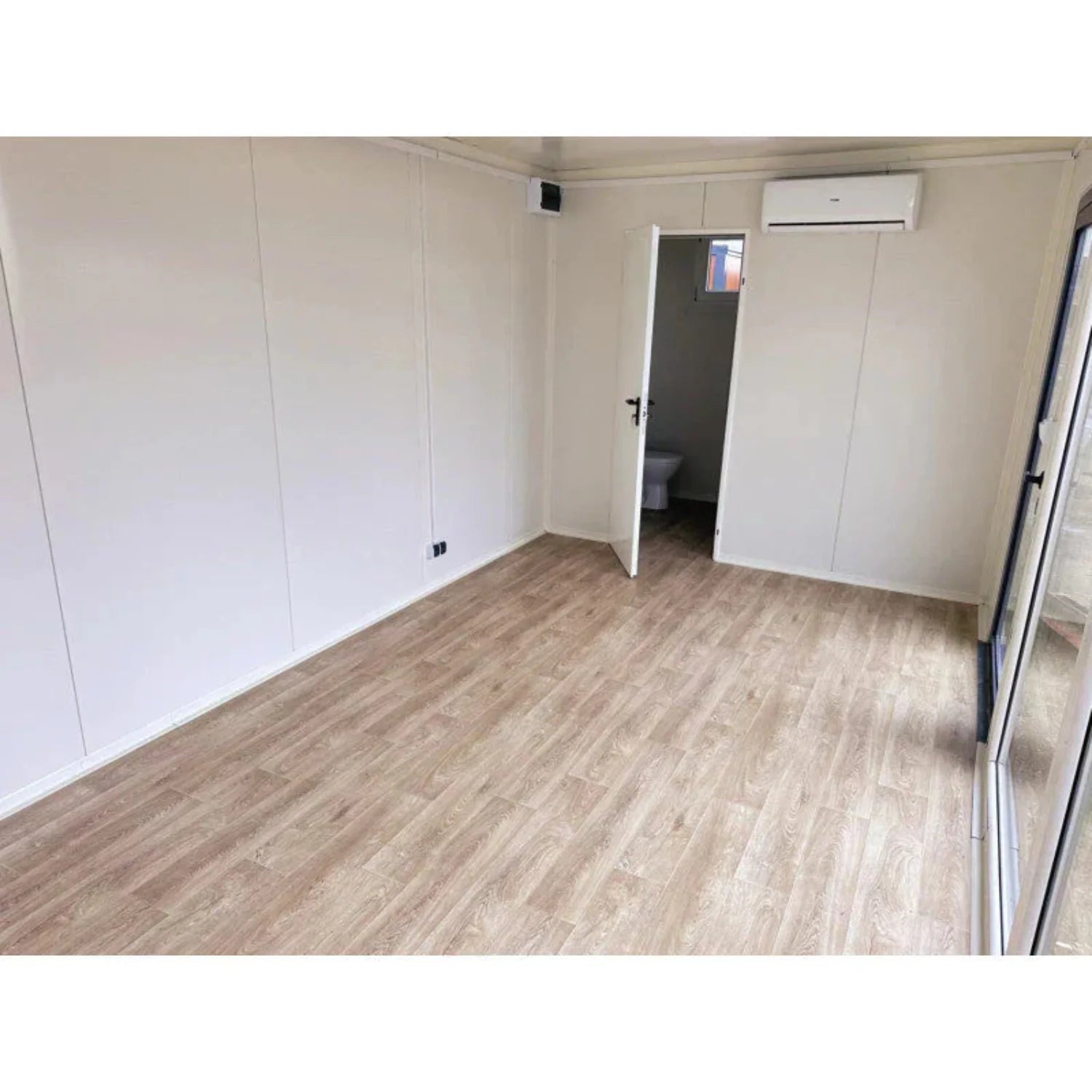 Hochcontainer 7 × 3 m – mit großen Vitrinen, Klimaanlage und Badezimmer