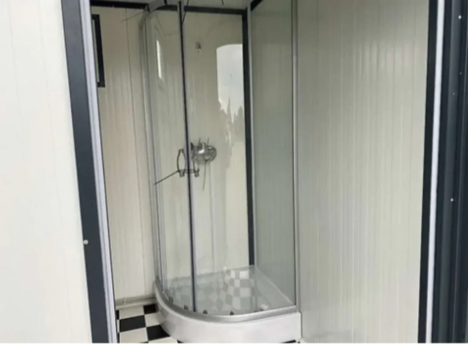 Sanitärcontainer 4 x 2 m mit Dusche und Doppel-WC – komplett ausgestatteter WC-Duschcontainer