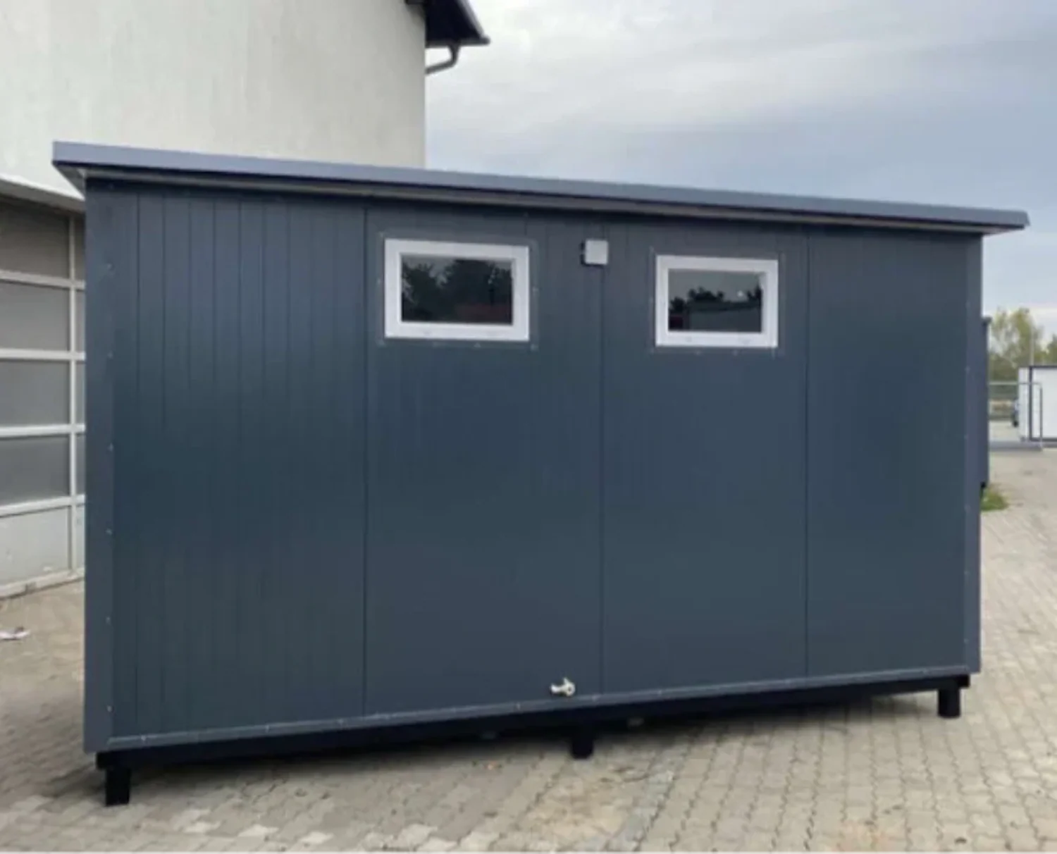 Sanitärcontainer 4 x 2 m mit Dusche und Doppel-WC – komplett ausgestatteter WC-Duschcontainer