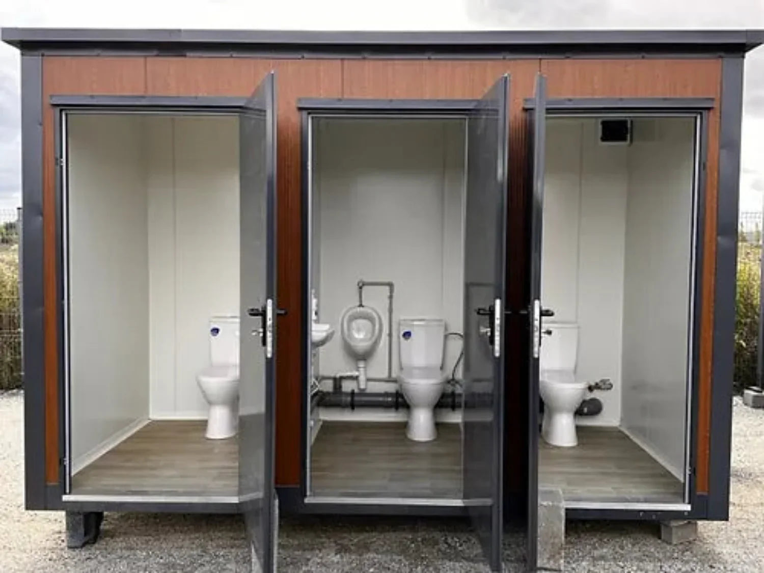 Sanitärcontainer vom Typ Pavilion mit Dreifachkabine